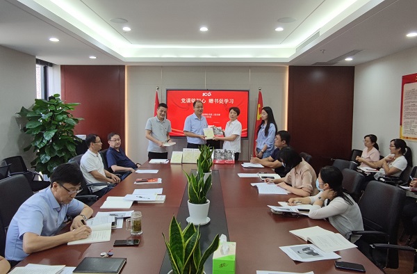 党课铭初心，赠书推进建——徽盐地产集团机关第二党支部推动党史进建教育再升温